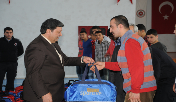 SAVCI VE MAHKUMLAR SPOR İÇİN KARŞI KARŞIYA GELDİ