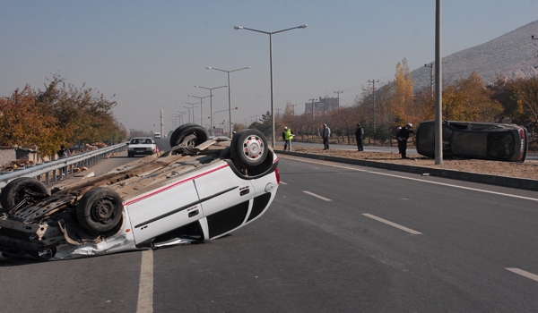 KÖPEKTEN KAÇAN İKİ ARAÇ BİRBİRİNE ÇARPTI