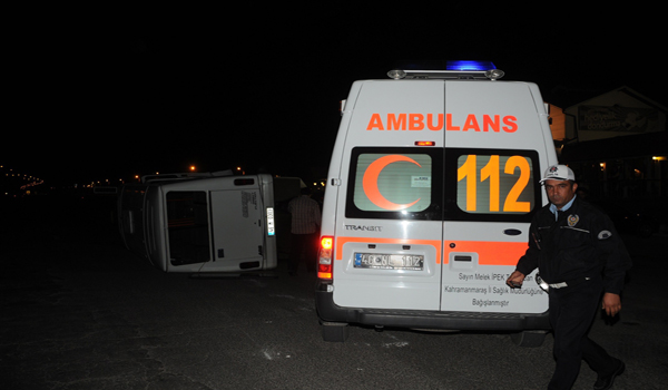 YOLCU MİNİBÜSÜ OTOMOBİLLE ÇARPIŞTI