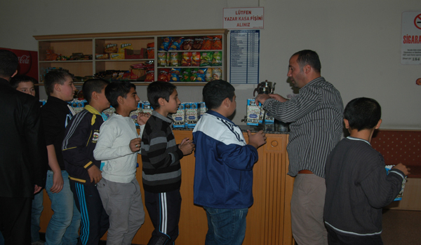 GENÇLER POLİS AMCALARIYLA FİLM İZLEDİ