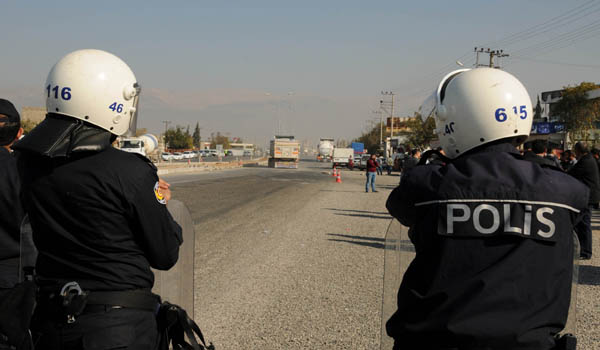 KAVŞAK İSTEYEN VATANDAŞla YOLU TRAFİĞE KAPADI