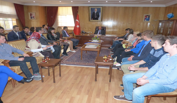 VALİ KOCATEPE, POLONYALI ÖĞRENCİLERİ KABUL ETTİ