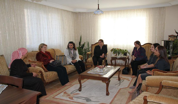 BÖLGE KOMUTANI EŞİNDEN ŞEHİT AİLELERİNE ZİYARET