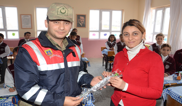 JANDARMADAN, ÖĞRETMENLERE KIRMIZI KARANFİL