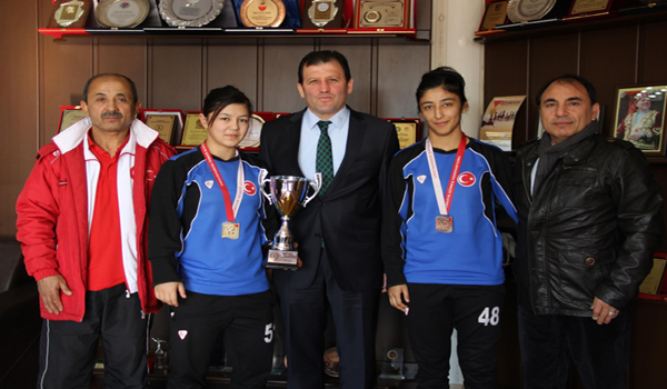 BAYAN GÜREŞÇİLER MADALYAYLA DÖNDÜ