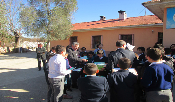 KAHRAMANMARAŞ ANDIRINLILAR DERNEĞİNDEN KİTAP DAĞITIMI