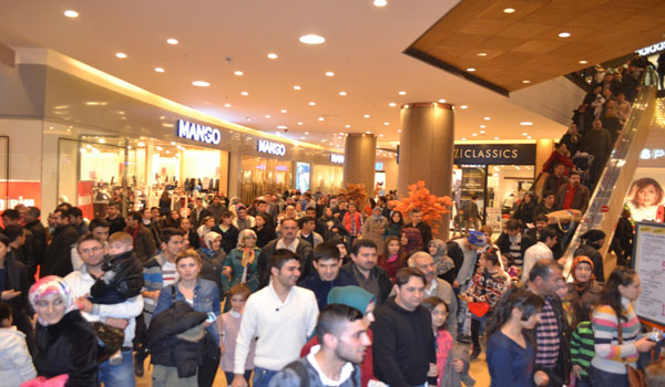 K.MARAŞ PİAZZAYA KOŞTU.