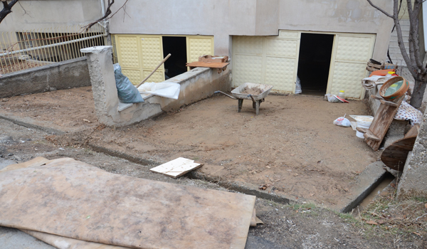 ŞEBEKE SUYU PATLADI EVLERİ SU BASTI