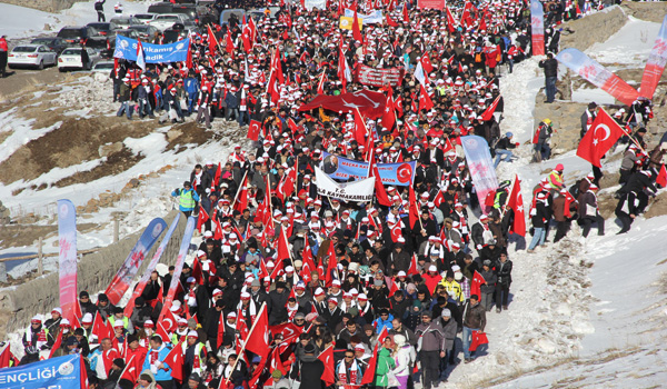 50 BİN KİŞİ SARIKAMIŞ ŞEHİTLERİ ANISINA EKSİ 15 DERECEDE YÜRÜYOR