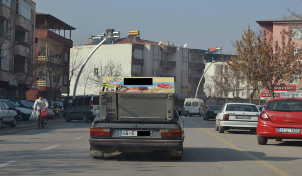 OTOMOBİLİN ÜZERİNDE DERİN DONDURUCU