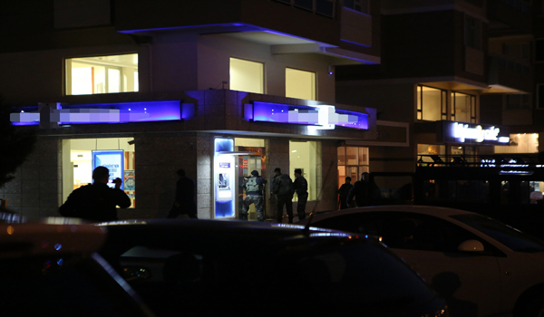 BANKADA BOMBALI EYLEM PANİĞİ