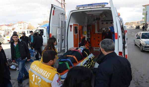 MOTOSİKLET KAMYONA ÇARPTI 2 YARALI