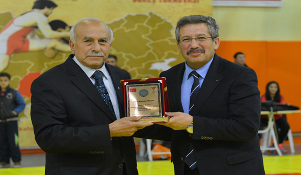 8.KURTULUŞ GÜREŞ TURNUVASI YAPILDI