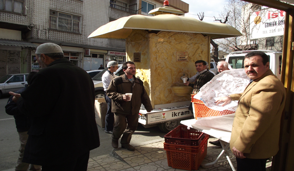 İKRAM ÇEŞMESİNİN ÇORBASI SARAYALTI CAMİ CEMAATİ İÇİN AKTI...
