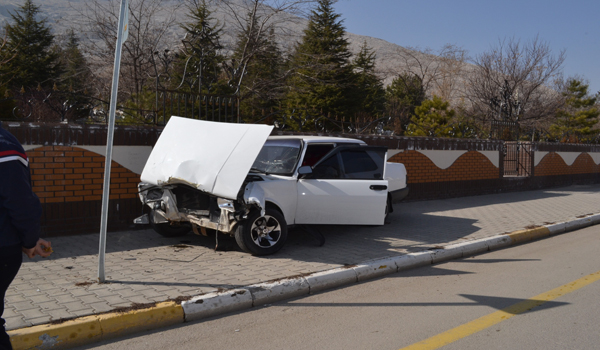 OTOMOBİL MEZARLIK DUVARINA ÇARPTI