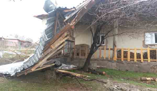 EVİN ÇATISI CAMİNİN ÜZERİNE DÜŞTÜ