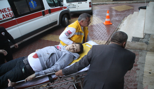 ÖĞRENCİ EVİNDE BIÇAKLI KAVGA: 5 YARALI