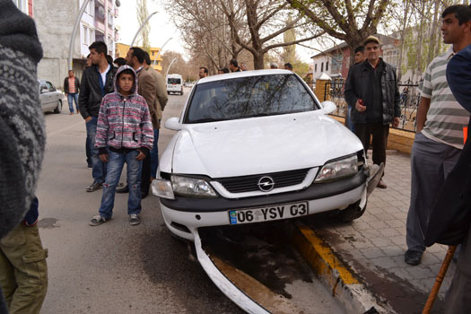 KONTROLDEN ÇIKAN OTOMOBİL 3 ÇOCUĞA ÇARPTI