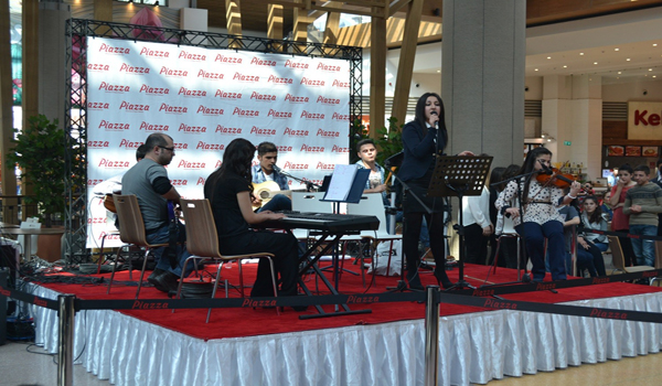 GENÇ MÜZİSYENLER PİAZZA'DA COŞTU, COŞTURDU