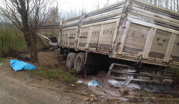 KAHRAMANMARAŞ'TA İKİ KAMYON ÇARPIŞTI