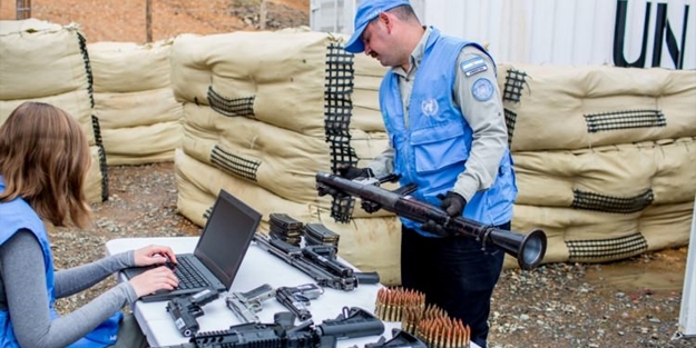 Terör örgütü silahları böyle teslim etti!