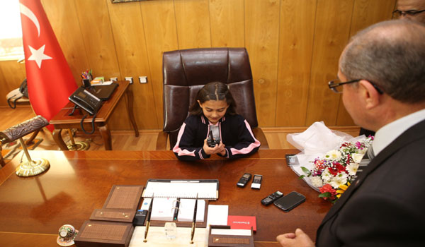 TEMSİLİ VALİ GÜLDÜRDÜ