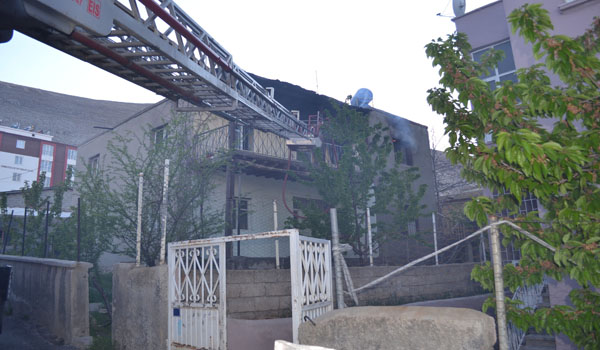 ELBİSTAN'DA EV YANGINI