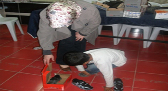 AK PARTİ KADIN KOLLARINDAN ÖĞRENCİLERE AYAKKABI YARDIMI