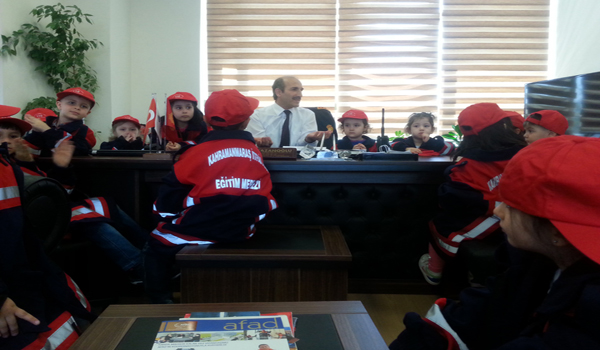 MİNİK İTFAİYECİLERDEN AĞABEYLERİNE ZİYARET