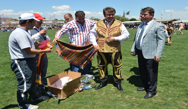 BAŞKAN ERKOÇ GÜREŞ AĞASI OLDU