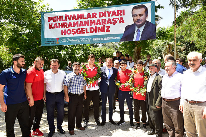 Milli güreşçileri karşılama