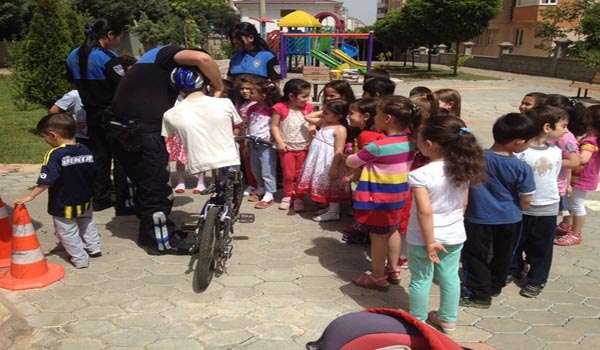 POLİS, ANAOKULU ÖĞRENCİLERİNİ BİLGİLENDİRDİ