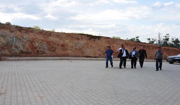 AFŞİN SANAYİ SİTESİNE BELEDİYE EKİPLERİNİN YAPTIĞI ÇÖP RÖMORKLARI BIRAKILDI