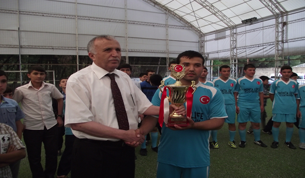 HAFIZLAR FUTBOL TURNUVASINDA YARIŞTILAR VE ŞAMPİYON OLDULAR