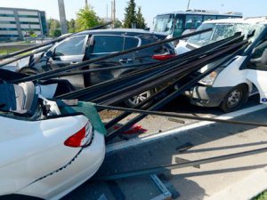 Korkutan görüntü! Araçlara ok gibi saplandı...