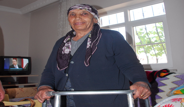 10 SENEDİR YATALAK OLAN YAŞLI KADININ YÜRÜME SEVİNCİ