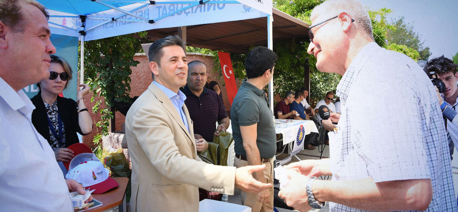 Üniversiteye kayıt yaptırmaya gelen öğrencilere sürpriz