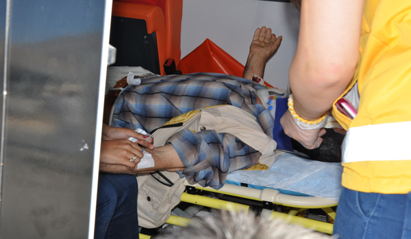 OTOMOBİL DİREĞE ÇARPTI: 1 YARALI