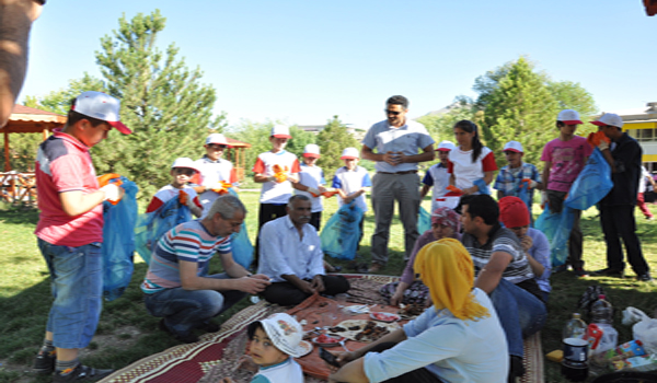 GÖNÜLLÜ GENÇLERDEN ÖRNEK DAVRANIŞ