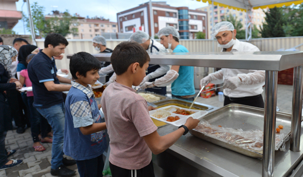 İFTAR ÇADIRI DOLDU TAŞTI