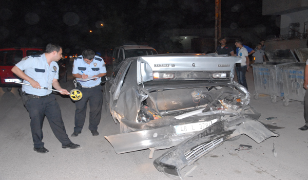 DURAN OTOMOBİLE VURUP KAÇTI 3 KİŞİ YARALANDI