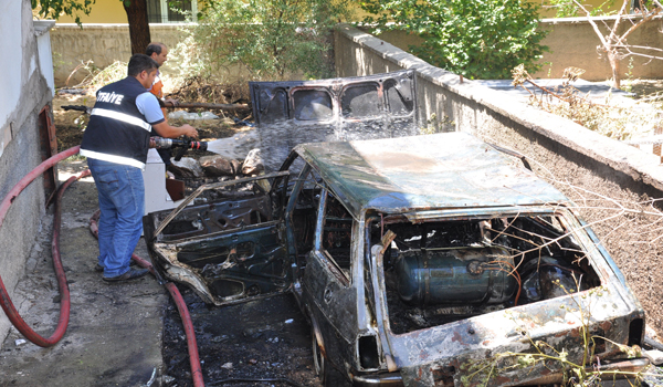 PARK HALİNDEKİ ARAÇ YANDI