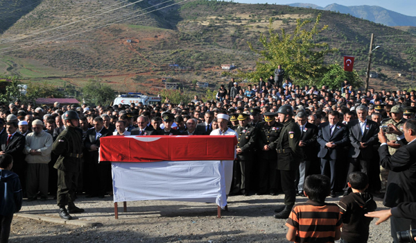 AĞABEYİNİ ÜNİFORMASINI GİYEREK SON YOLCULUĞUNA UĞURLADI