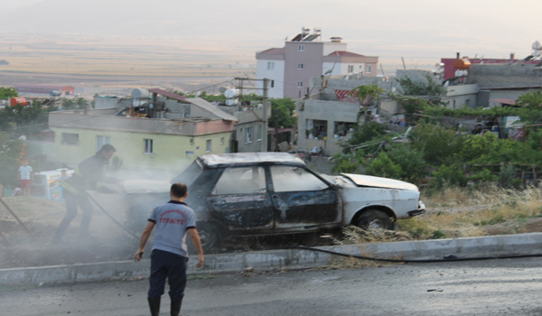 PARK HALİNDEKİ OTOMOBİL YANDI