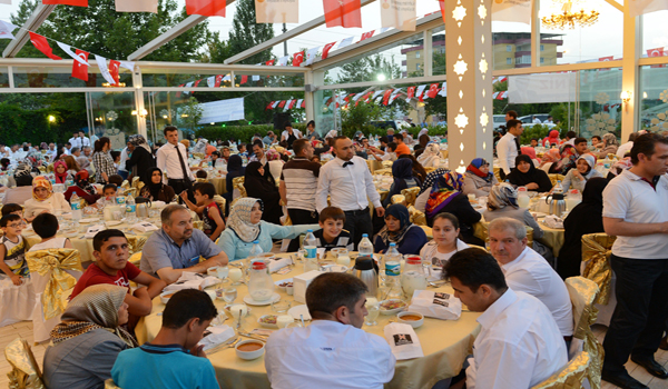 YETİMLER KARDEŞLİK İFTARINDA BULUŞTU