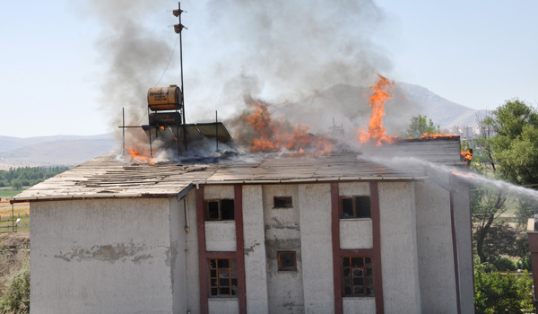 ÇATI YANGINI KORKUTTU