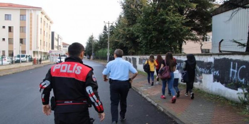 Okuldan kaçan öğrencilere polis şoku!