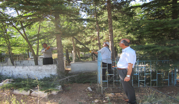 ELBİSTAN GARİPLER MEZARLIĞINDA BUDAMA VE TEMİZLİK YAPILDI