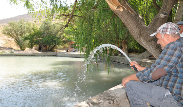 BALIKLAR İÇİN TANKERLE SU TAŞINIYOR