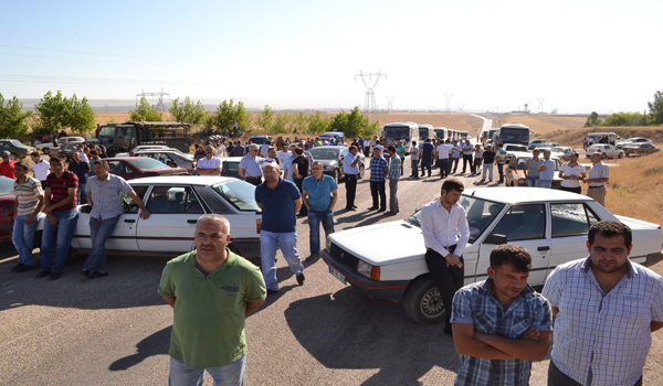 İŞÇİLER YOL KAPATARAK EYLEM YAPTI